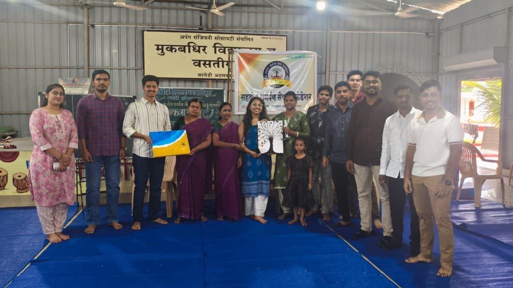 Sahayog Samarpan team and teachers at Mukbadhir Vidyalaya